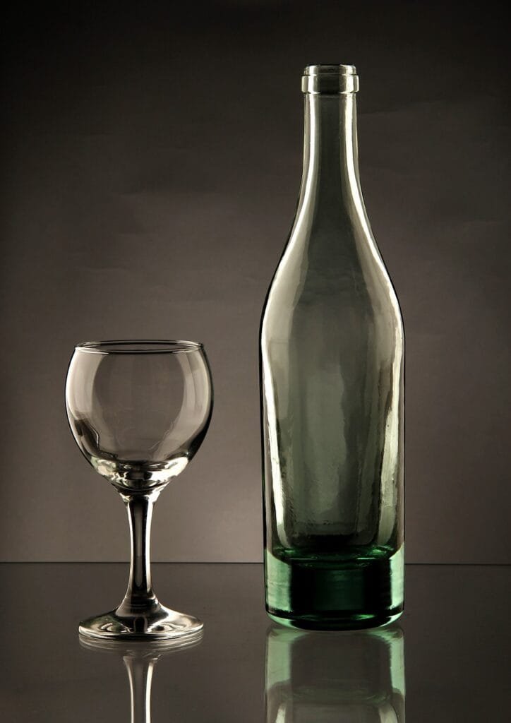 Platzhalter für Getränke die noch kein Bild haben. Zeigt eine leere Glasflasche neben einem leeren Glas.