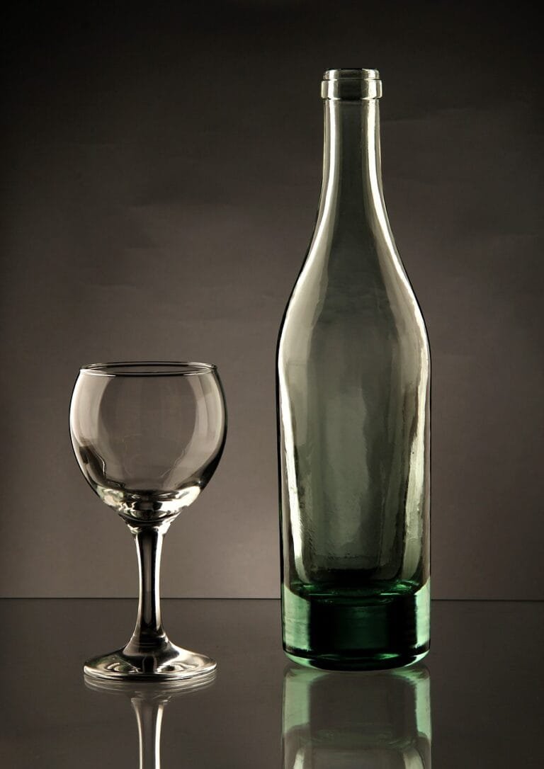 Platzhalter für Getränke die noch kein Bild haben. Zeigt eine leere Glasflasche neben einem leeren Glas.
